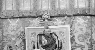 Далай-Лама XIV как духовный лидер всего человечества Покуда длится пространство,
Покуда живые живут,
Пусть в мире и я останусь
Страданий рассеивать мглу